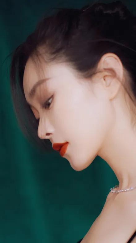 31岁宋轶穿吊带抹胸黑裙大秀事业线