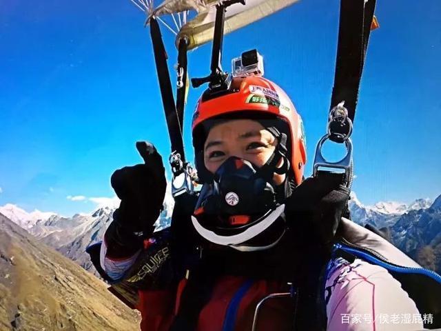 翼装飞行女生照片曝光,年轻漂亮,极限运动真的好吗?
