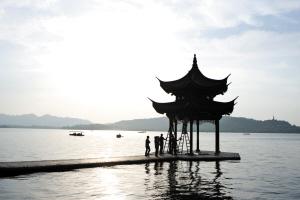 去年被风吹倒今天建好开放 西湖边的集贤亭重生了