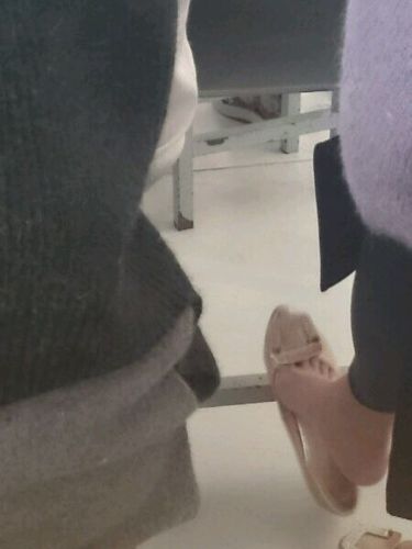 女同学上课挑鞋本人一名初三学生,前桌女同学上课挑鞋玩鞋,脚虽然很