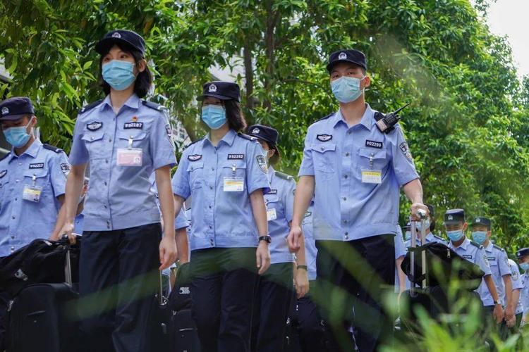 晴空花树下,夏阳光影里,换上夏执勤,  处处都是广警学子邂逅夏天的
