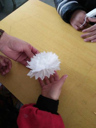 后辛庄中心小学一年级清明节制作小白花缅怀先烈活动