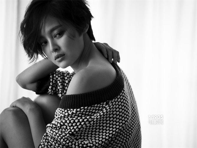 女星辛芷蕾曝黑白质感写真大露香肩显慵懒性感