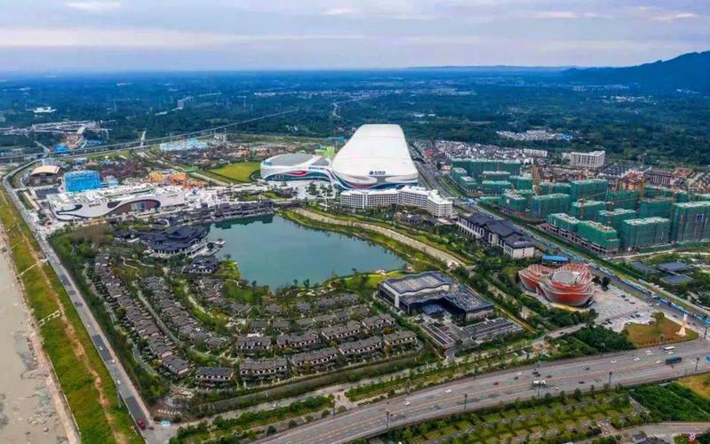 你可以选择第一天看大熊猫,游赵公山森林康养绿道,在成都融创文旅城品