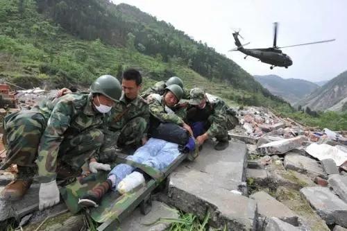 13年前汶川地震空降兵15勇士从4999米高空盲跳而下近况如何了