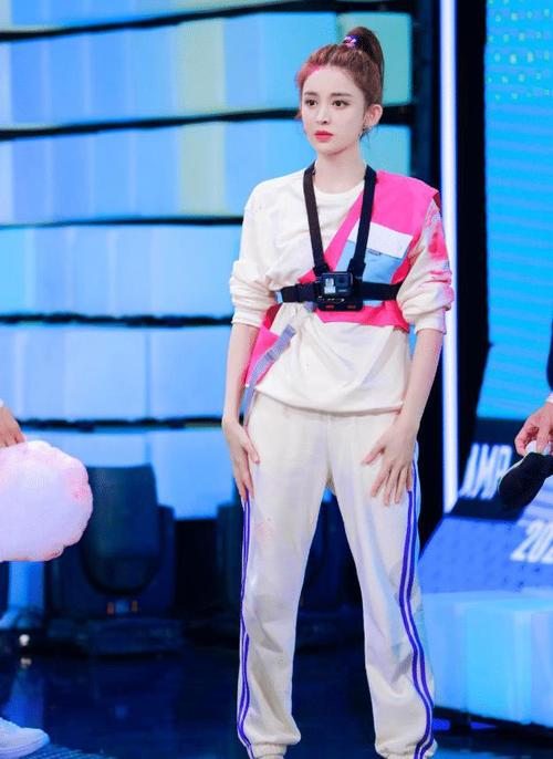 运动服look青春洋溢古力娜扎时尚感很强,私服品味也很不错,主要是人