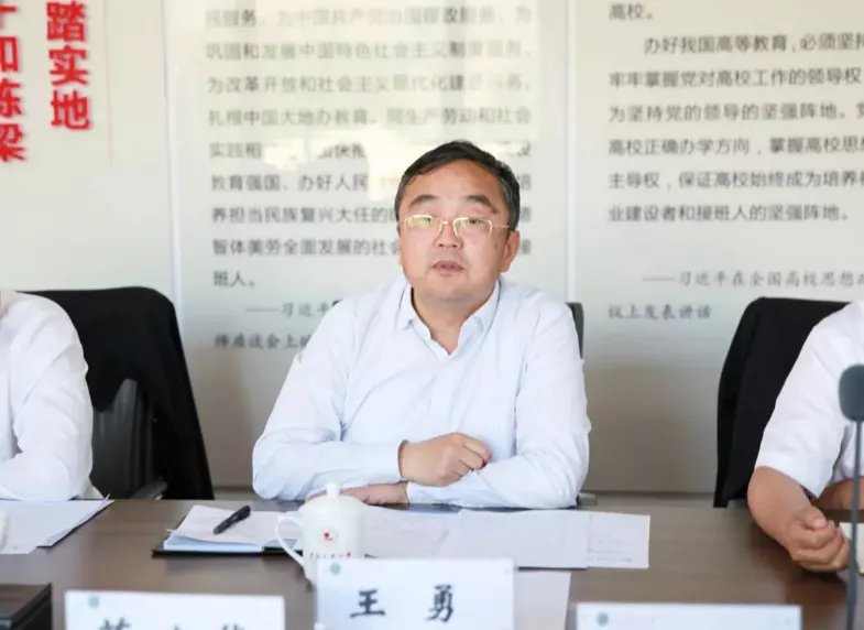 新京报记者注意到,今年7月,海西州委书记文国栋任青海省副省长,并