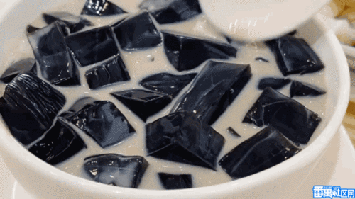 椰汁黑凉粉也是小编的日常最爱所以必须试一试