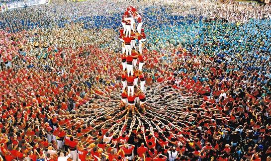 "叠人塔"场面壮观