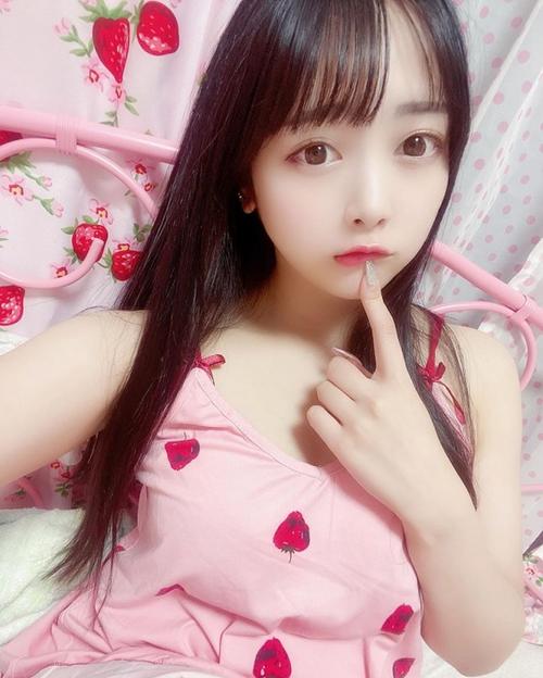 爱涂指甲的岛国大眼萌妹"花宫ことり" 你在盯哪里呀