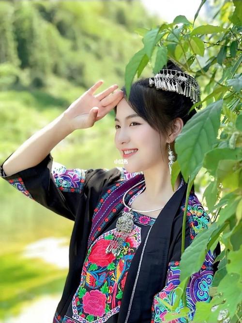 苗族姑娘穿搭_穿搭_服饰_美女_苗族服饰_时尚_穿搭
