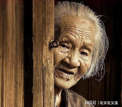 恐怖故事老奶奶每天送红烧肉给我吃可是她没出过门哪来的肉