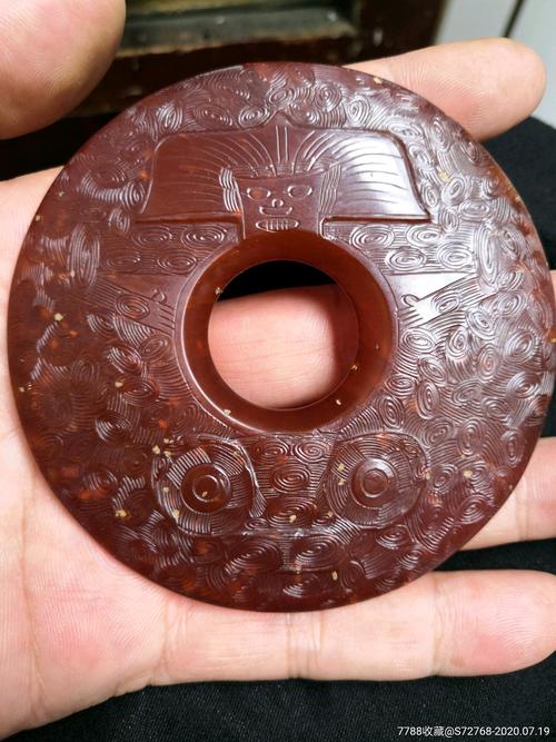 良渚时期老红玉挂件手件个个满身工艺