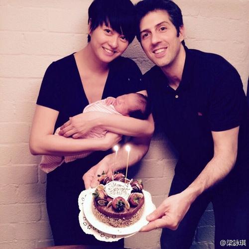 梁咏琪39岁生日晒照:当妈后没时间庆祝