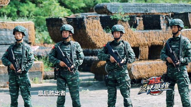 与此同时,4名男特战队员也在进行着激烈的比拼,他们是猎鹰突击队的特