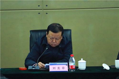 会议主持人四川省委宣传部机关党委书记刘龙章