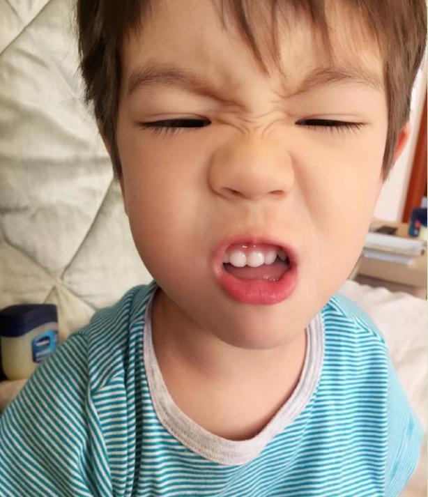 嗯哼大王变模样了,双眼皮更明显了,还有了尖尖的小虎牙