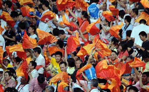 周迅与现场观众欢呼 观众看台挥舞扇子 欢呼等待闭幕式[组图] 观众的