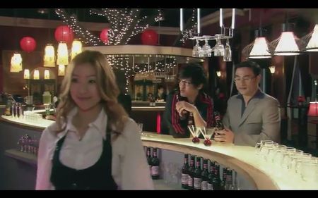 爱情公寓2第9集里面沈临风好上的那个女酒保是谁演的?