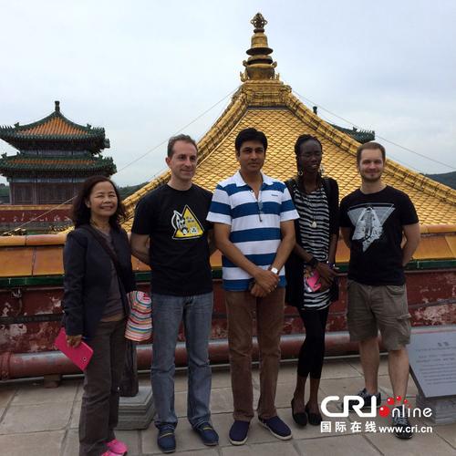 国际台外语专家在小布达拉宫合影(摄影 雷德辛)