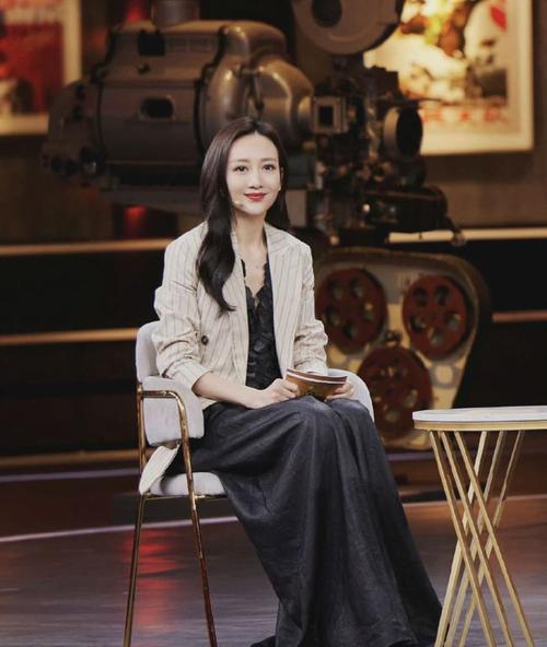 王鸥恋情曝光与神秘男子同住酒店疑似德云社演员何九华