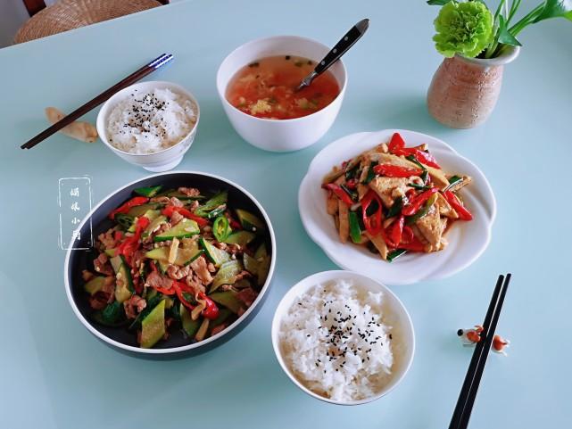 午餐2菜1汤简单好做,黄瓜炒肉片鲜爽下饭,酱烧家常豆腐香嫩入味