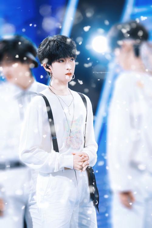 白色系–––贺峻霖