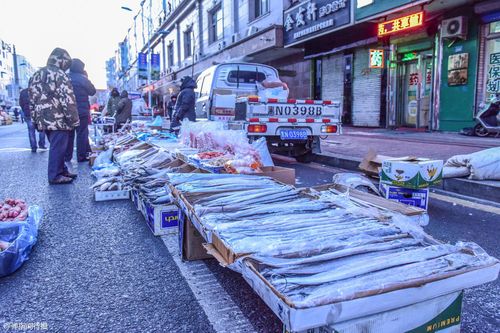东北零下40度的早市,民众特制巨型花鞋,成最亮眼的"御寒神器"