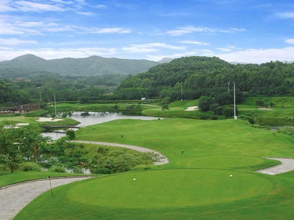 拥有总长度为为6939码的18洞72杆国际标准高尔夫球场,练习场,农业观光