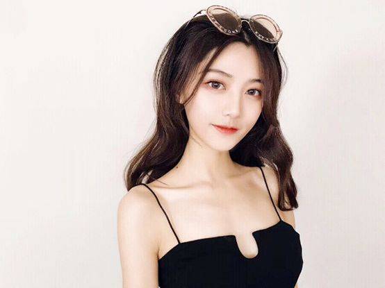 今天八卦菌发现了一位美到让人嫉妒的新主播:白象e (784235) 进入直播