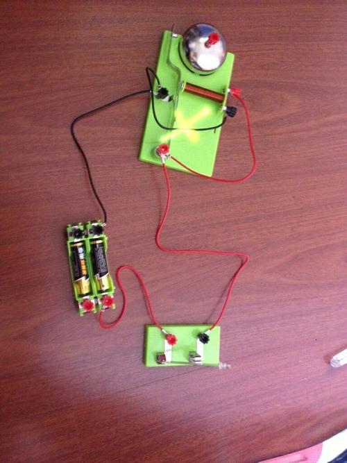 请问这个电铃要怎么连啊?详细一点