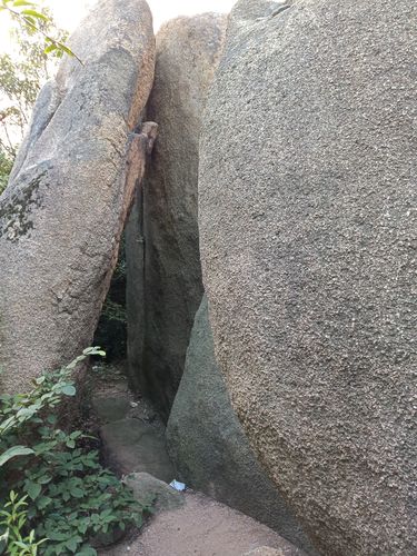 2018年10月7日早晨爬上天平山山顶看风景,山上的石头千姿百态多精彩.