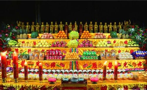 所有供品,摆设应当极尽庄严,清净,法会的礼赞唱诵力求如法如仪;茶水