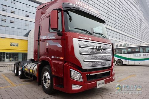 在最新推出的创虎lng牵引车中,其搭配的并不是现代发动机而是玉柴.