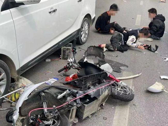 航银路小货车撞上电动车,三少年被撞飞,其中一人受伤严重