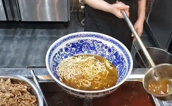 此家面馆高级面100多一碗,吃面人天天爆满,而且多人排队!