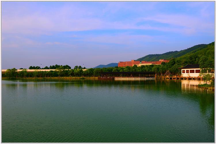  p>横山水库位于江苏宜兴西南山区,始建于1958年,建成于1969年,是一座