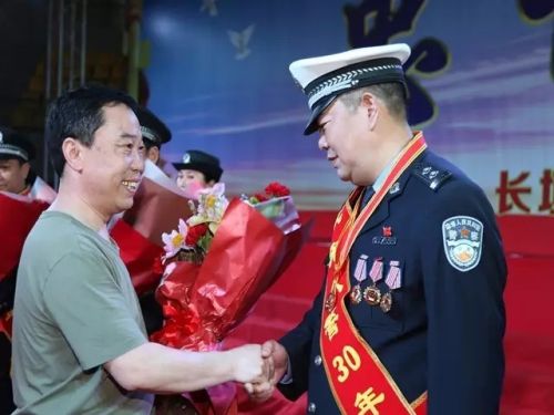 史振彬同志为从警30年民警颁奖