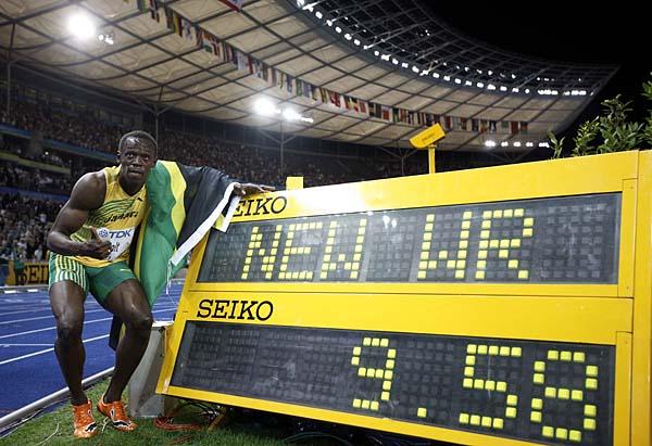 100米决赛中,博尔特以9秒58的成绩打破了由他自己保持的原世界纪录,并