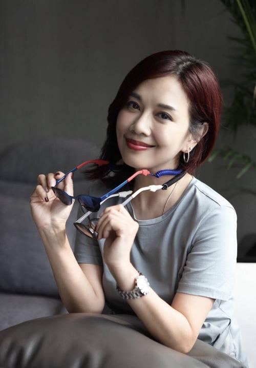 范文芳47岁,陈松伶47岁,宁静46岁,网友:不愧为新加坡第一美女