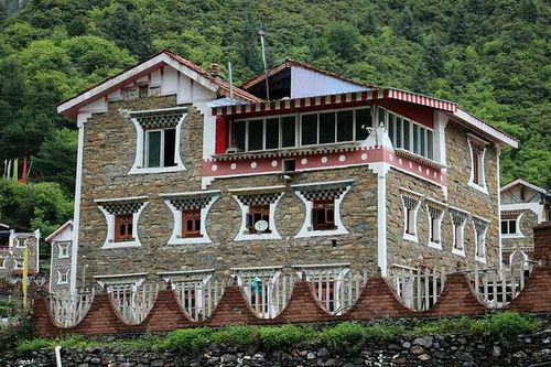 八角雕藏寨的民族特色的楼房.