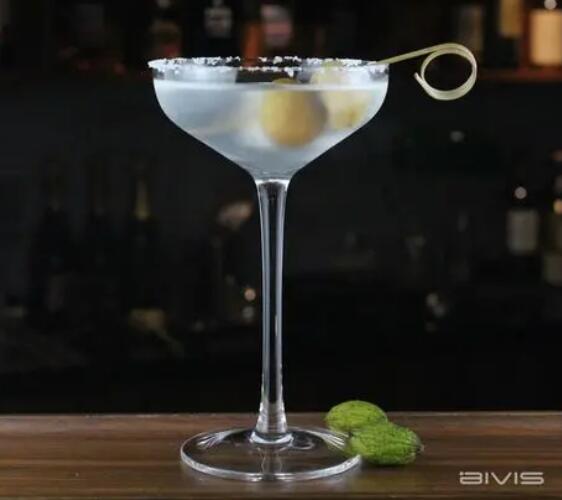 经典干马天尼鸡尾酒配方,金酒与干味美思1:6混合一定要摇匀