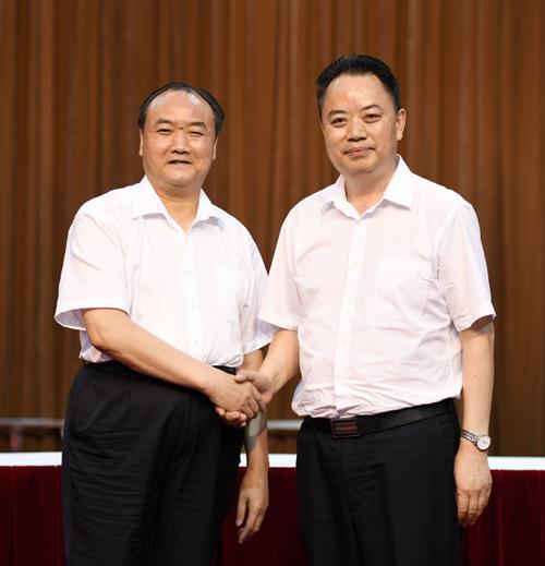 > 正文 全市领导干部大会召开 省委决定,宋朝华任中共南充市委书记