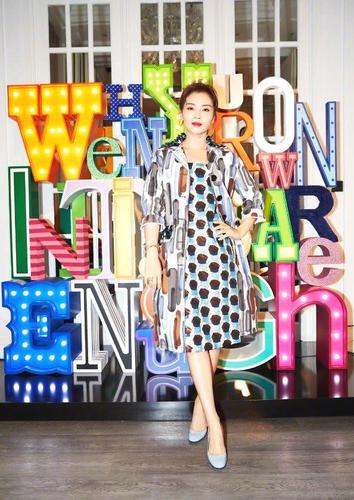 刘涛裸色长裙搭配设计感极强红色高跟鞋现身- 398x312   27kb   jpeg