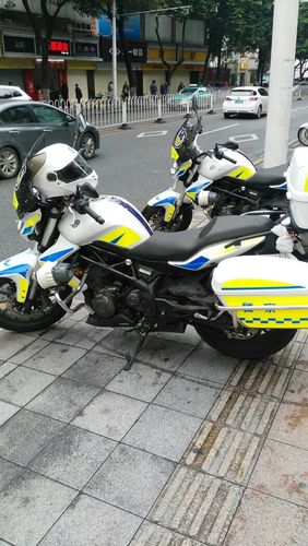 广州警方全新的警用摩托车上路,  此次警方大量采购了贝纳利bj300