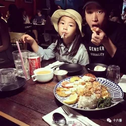 这家餐厅由于摆盘造型走红网络,歌手tablo和女儿haru同时也是这家虾