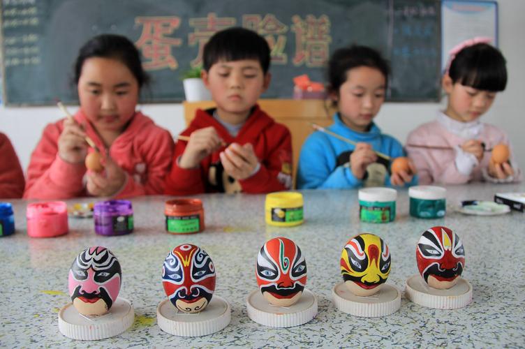 温县:绘制蛋壳脸谱 感受国粹文化(图)
