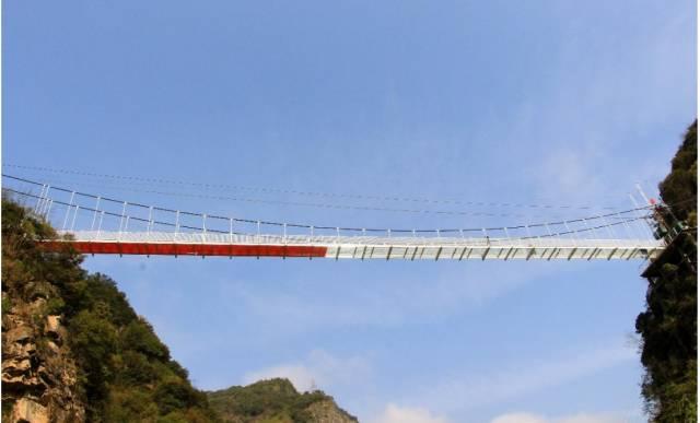 玻璃桥为游客高空观赏瀑布溪流,峡谷绝壁提供了开阔的视角平台,惊险