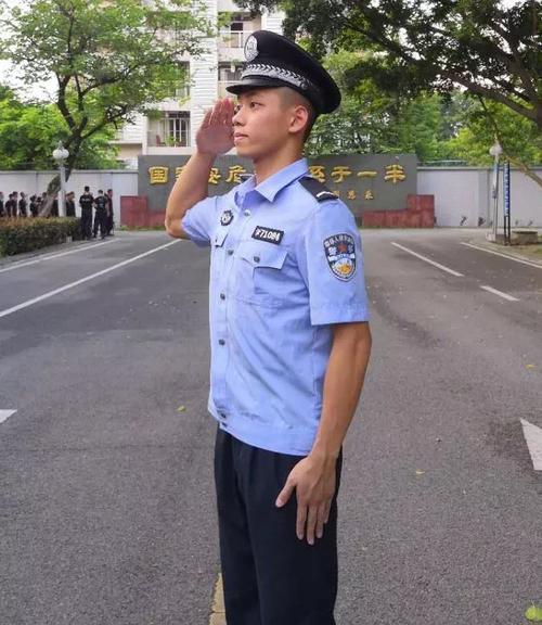 开学季 | 有一种渴望叫做换装_警服