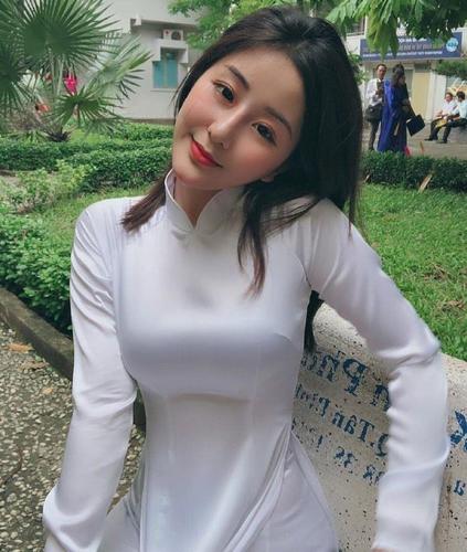 长相气质没得说,一身洁白的服装让她显得如此优雅迷人